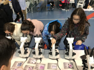 alumnos mirando por el microscopio